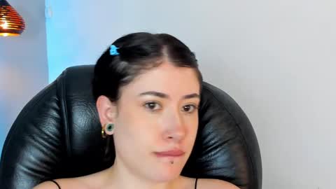 Snapshot of melody_suarez chatting on December 20, 3:58 am MELODY online show from December 20, 3:58 am