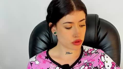 Snapshot of melody_suarez chatting on December 28, 2:22 am MELODY online show from December 28, 2:22 am