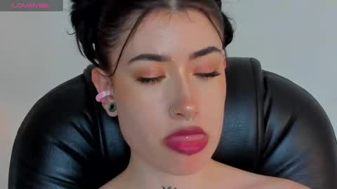 Snapshot of melody_suarez chatting on January 15, 1:34 am MELODY online show from January 15, 1:34 am