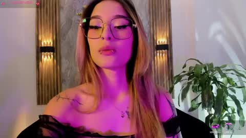 Snapshot of melodylanee chatting on June 4, 11:05 am melodylanee online show from June 4, 11:05 am