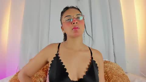 Snapshot of melodymoore_ chatting on July 6, 10:56 pm Melody online show from July 6, 10:56 pm