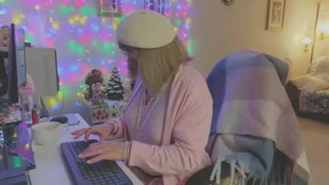 Melody online show from December 22, 1:52 pm