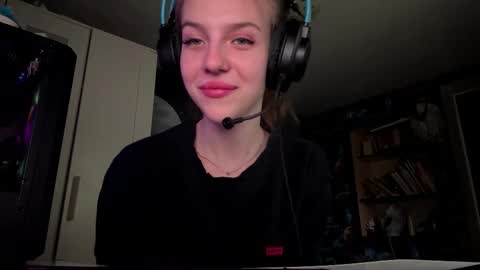 Hi Im Aria 18 years old online show from September 18, 12:29 pm