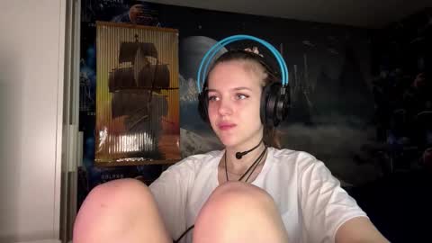 Hi Im Aria 18 years old online show from November 12, 12:38 pm