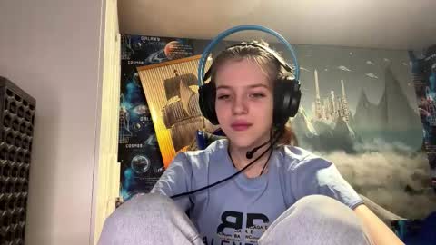 Hi Im Aria 18 years old online show from January 8, 3:25 pm