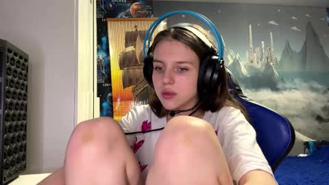 Hi Im Aria 18 years old online show from February 16, 4:14 pm