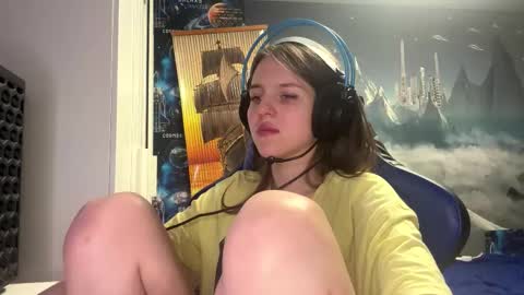Hi Im Aria 18 years old online show from March 1, 4:42 pm
