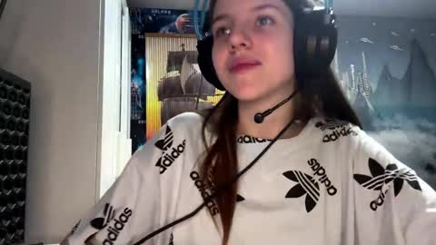 Hi Im Aria 18 years old online show from April 18, 3:27 pm