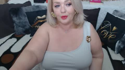 Snapshot of melyssamilfxxx chatting on May 7, 3:34 am melyssamilfxxx online show from May 7, 3:34 am