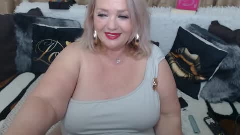 Snapshot of melyssamilfxxx chatting on May 23, 2:50 am melyssamilfxxx online show from May 23, 2:50 am