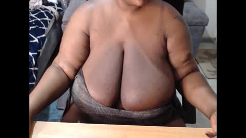 Snapshot of mency1980 chatting on December 5, 12:41 am bigboobsass online show from December 5, 12:41 am