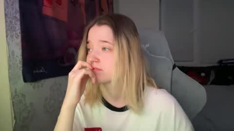 Snapshot of meowki4 chatting on December 30, 2:51 pm meowme online show from December 30, 2:51 pm