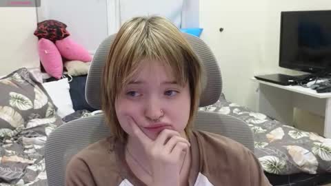 Snapshot of meowki4 chatting on December 14, 4:01 pm meowme online show from December 14, 4:01 pm