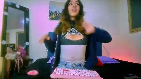 Snapshot of mew_alix chatting on June 18, 8:13 pm mew_alix online show from June 18, 8:13 pm