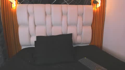 Mia online show from June 11, 2:04 pm
