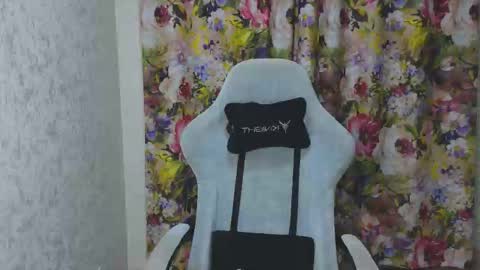 Snapshot of mia___lunaa chatting on November 28, 10:01 pm Mia online show from November 28, 10:01 pm