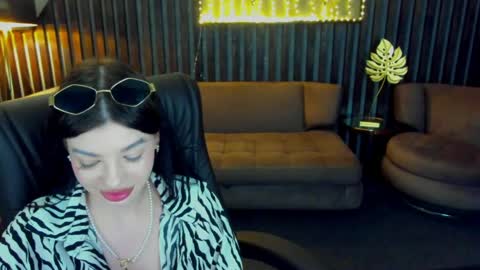 Snapshot of mia__mia_18 chatting on May 19, 1:39 pm Alina online show from May 19, 1:39 pm