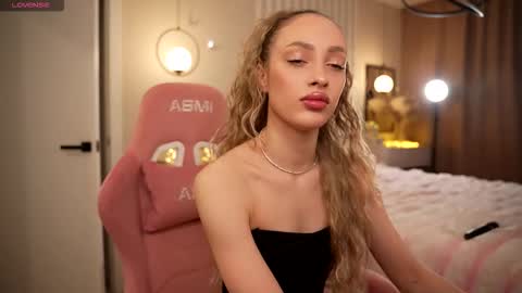 Snapshot of mia_bellamy chatting on March 18, 3:31 am Just call me Kitty online show from March 18, 3:31 am