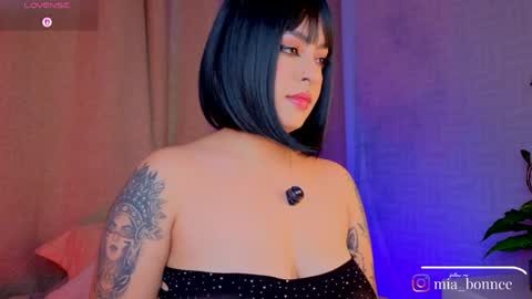 Snapshot of mia_bonneett chatting on May 24, 5:12 am online show from May 24, 5:12 am