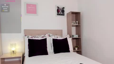 Snapshot of mia_cano_ chatting on November 6, 4:52 pm Mia Cano online show from November 6, 4:52 pm