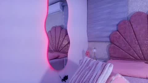 Snapshot of mia_collenss chatting on June 25, 3:06 am Mia online show from June 25, 3:06 am
