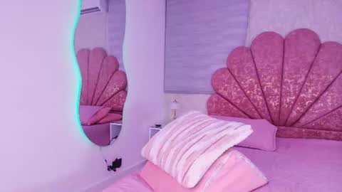 Snapshot of mia_collenss chatting on June 29, 10:15 am Mia online show from June 29, 10:15 am