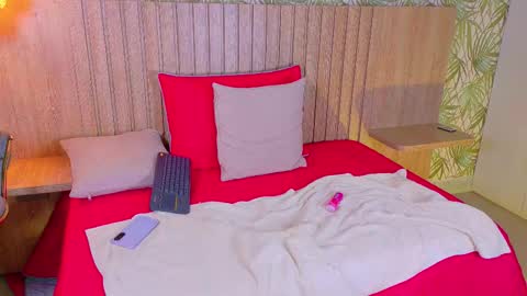 Mia online show from December 5, 2:14 pm