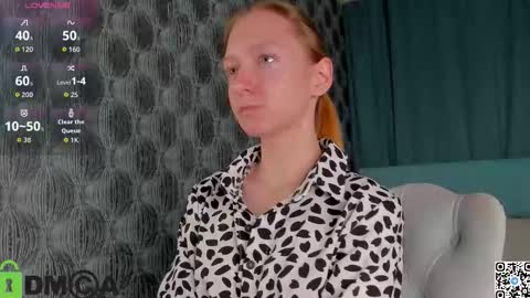 Snapshot of mia_e1fie chatting on November 6, 9:32 am mia_e1fie online show from November 6, 9:32 am