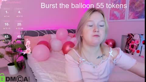 Snapshot of mia_ferd chatting on October 4, 7:28 am Mia online show from October 4, 7:28 am