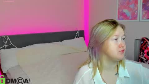 Snapshot of mia_ferd chatting on October 13, 2:44 am Mia online show from October 13, 2:44 am