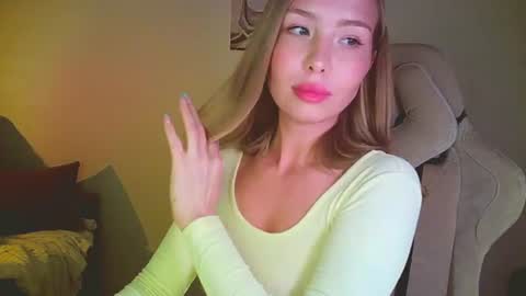 Mia online show from June 17, 9:16 pm
