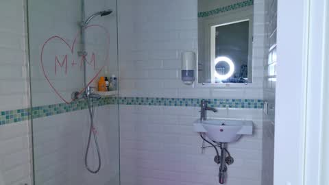 Snapshot of mia_g_ chatting on December 7, 10:34 am Mia online show from December 7, 10:34 am