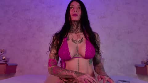 mia_hill1_ online show from July 4, 8:15 pm
