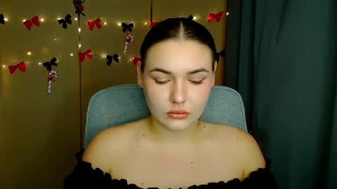 mia_lemm online show from December 3, 8:34 am
