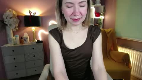 Snapshot of mia_luxx92 chatting on January 3, 8:32 am Mia online show from January 3, 8:32 am