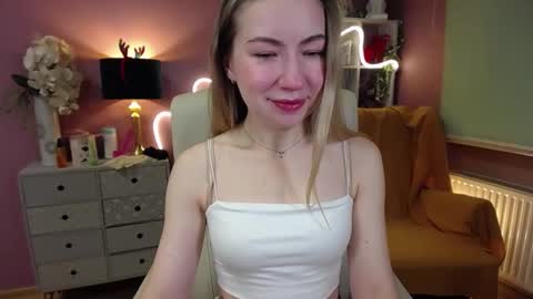 Snapshot of mia_luxx92 chatting on January 5, 7:38 am Mia online show from January 5, 7:38 am