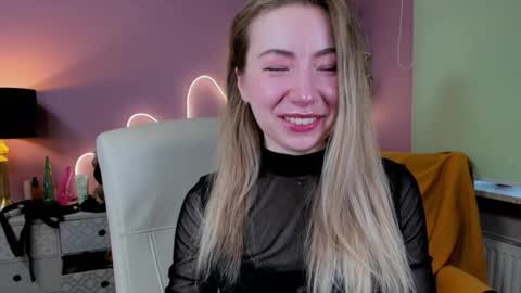 Snapshot of mia_luxx92 chatting on October 1, 6:52 am Mia online show from October 1, 6:52 am