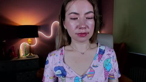 Snapshot of mia_luxx92 chatting on October 25, 6:43 am Mia online show from October 25, 6:43 am