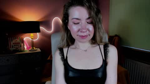 Snapshot of mia_luxx92 chatting on December 5, 8:23 am Mia online show from December 5, 8:23 am