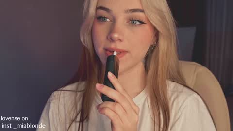 Snapshot of mia_milagros chatting on December 25, 2:25 am mia_milagros online show from December 25, 2:25 am