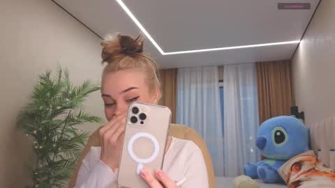 Snapshot of mia_milagros chatting on February 14, 4:15 am mia_milagros online show from February 14, 4:15 am