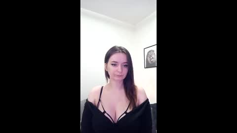 Mia online show from February 8, 9:13 am