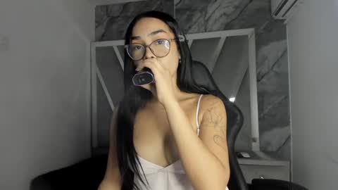 Snapshot of mia_petiteht chatting on May 27, 8:28 pm mia_petiteht online show from May 27, 8:28 pm