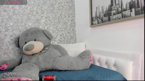 Snapshot of mia_petithe chatting on May 15, 10:50 pm Mia online show from May 15, 10:50 pm