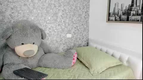 Snapshot of mia_petithe chatting on May 27, 2:41 am Mia online show from May 27, 2:41 am