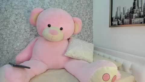 Snapshot of mia_petithe chatting on June 2, 2:57 am Mia online show from June 2, 2:57 am