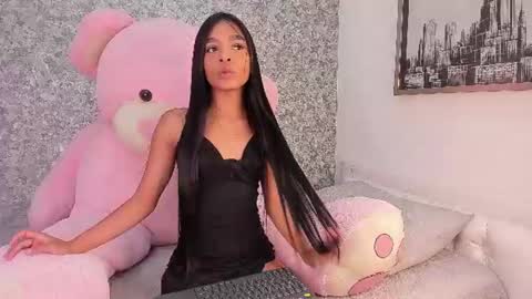 Snapshot of mia_petithe chatting on June 17, 3:31 am Mia online show from June 17, 3:31 am