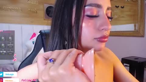 Snapshot of mia_ponce_a chatting on October 9, 1:03 am MIA online show from October 9, 1:03 am