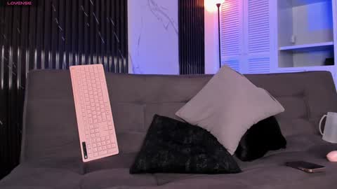 Mia online show from December 7, 3:58 am