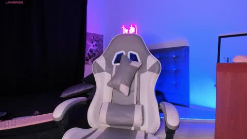 Mia online show from November 15, 4:54 am